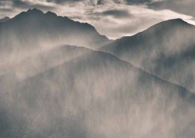 Bergflanken im Regen