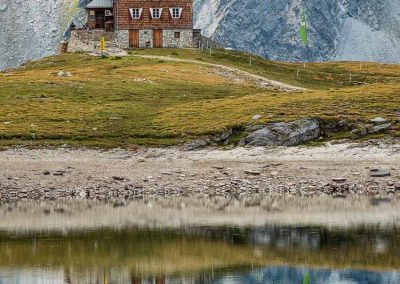 Berghütte spiegelt sich im See