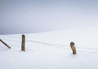 Alter Zaun im Schnee